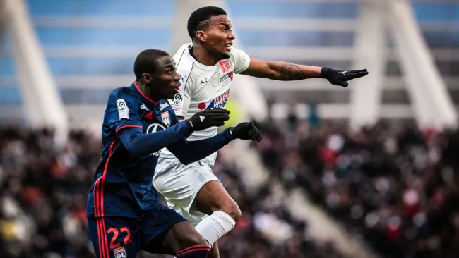 Ferland Mendy compite por el balón en juego de Lyon