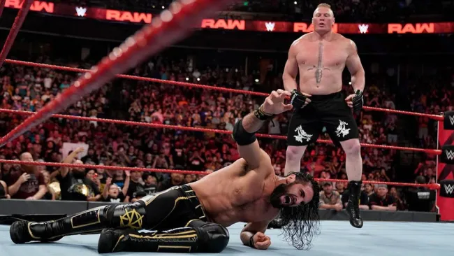 Brock Lesnar ataca a Seth Rollins