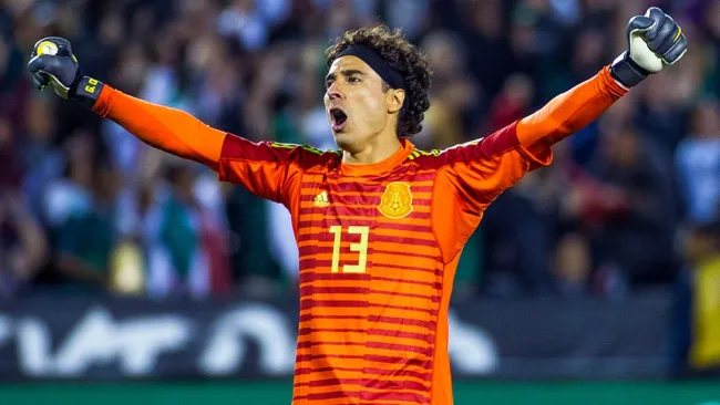 Guillermo Ochoa festeja un gol en el Tri