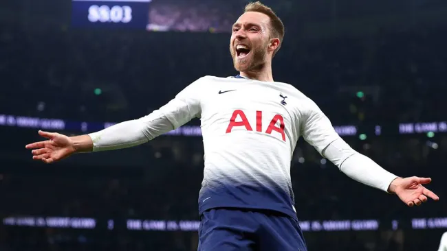 Eriksen celebra una anotación con el Tottenham 