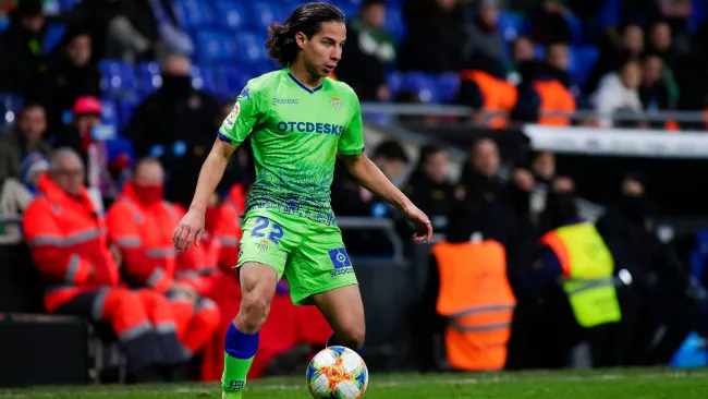 Lainez conduce el balón durante partido del Betis 