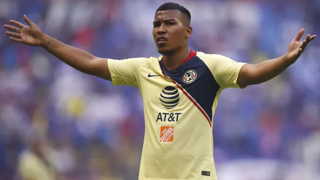 Roger Martínez reclama una decisión en un juego del América 