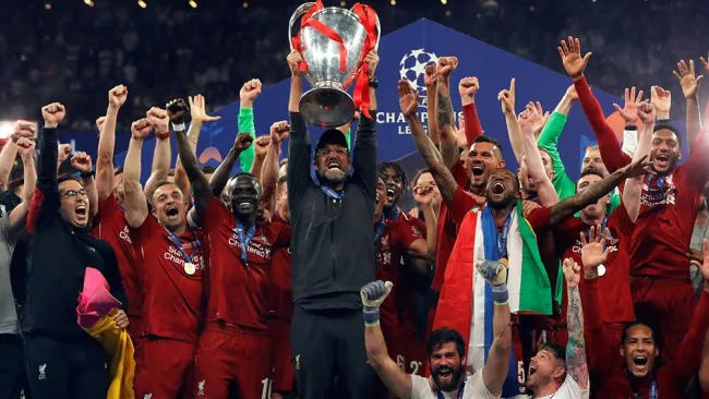 Jugadores de Liverpool festejan el triunfo 