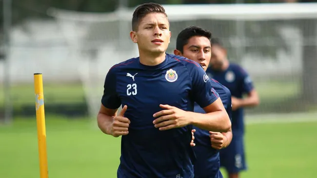 Jesús Godínez en un entrenamiento de Chivas
