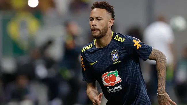 Neymar, en calentamiento de la selección de Brasil 
