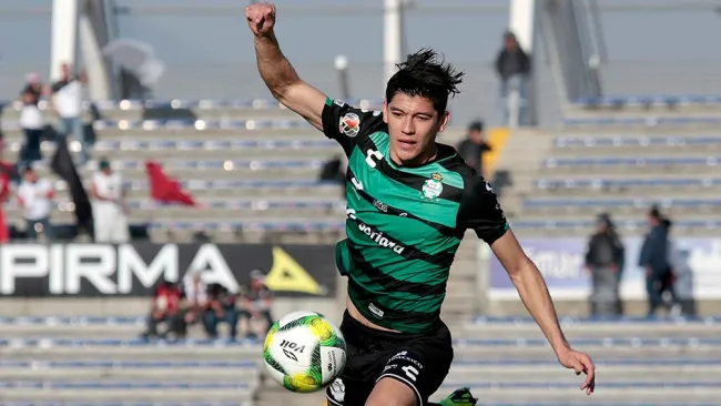 Gerardo Arteaga en un duelo de Santos