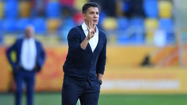 Diego Ramírez da indicaciones a sus jugadores