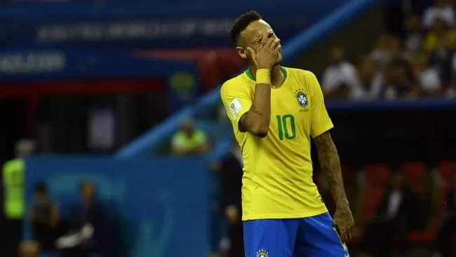 Neymar se lamenta en partido de Brasil 
