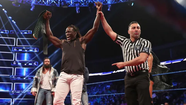 R-Truth festeja con el título 24/7 en SmackDown