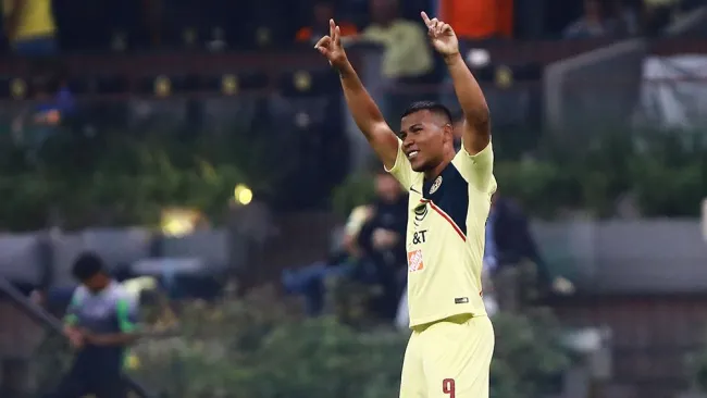 Roger Martínez festeja un gol con América