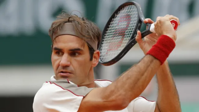 Federer golpea la pelota durante el Abierto de Francia 