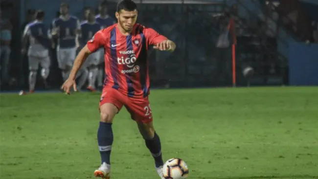 Juan Escobar conduce el esférico en un duelo con Cerro Porteño