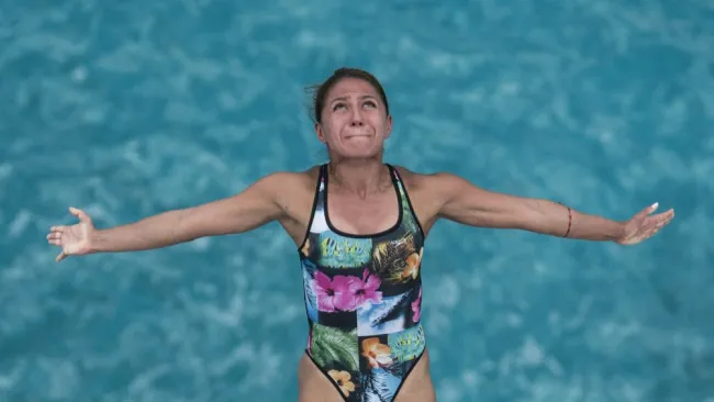 Adriana Jiménez realiza un clavado de altura