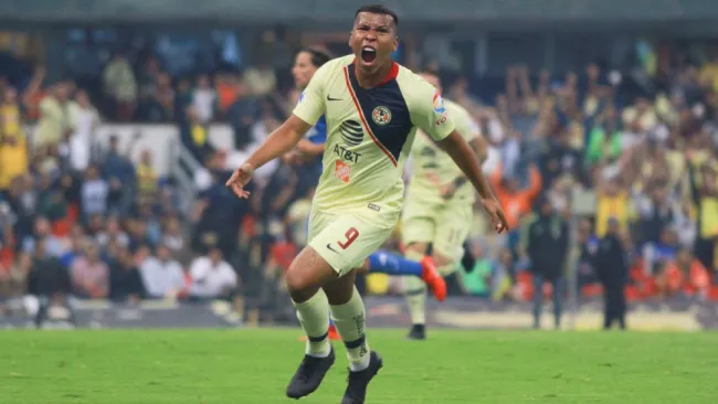 Martínez, en festejo de gol con América