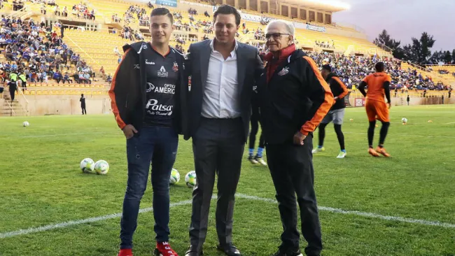San Román presidente de Alebrijes y Alfredo Harp, durante un partido