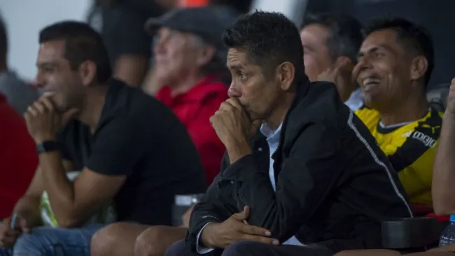 Campos observa el partido en el Estadio Jalisco