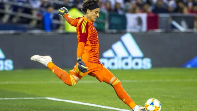 Ochoa despejando un balón en un juego con el Tri 