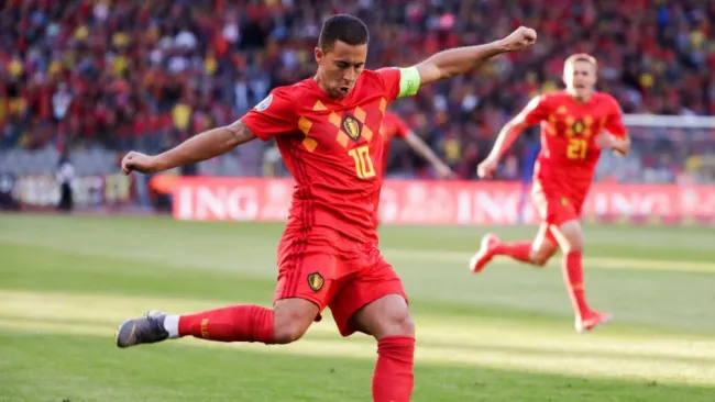 Hazard golpea el balón en un juego con la selección del Bélgica 
