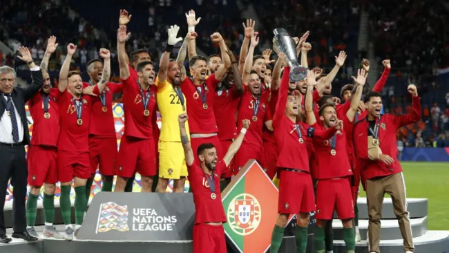 Jugadores de Portugal en festejo por victoria 