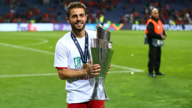 Bernardo Silva posa con la Copa de la Liga de Naciones