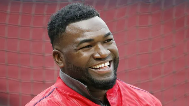 David Ortiz sonríe durante una práctica de Red Sox en 2016