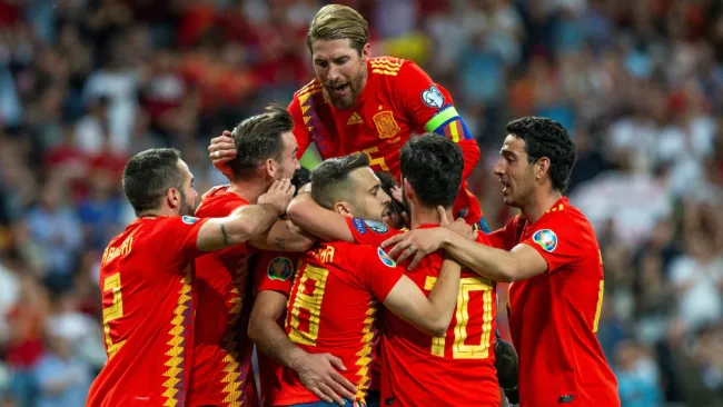 Selección de España celebra un gol ante Suecia