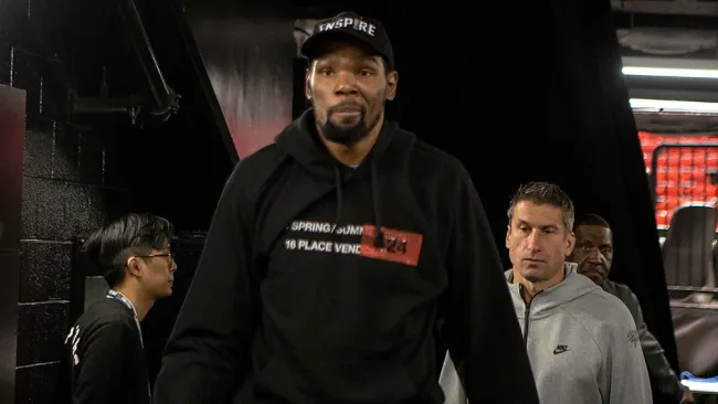 Durant camina en el estadio de los Raptors