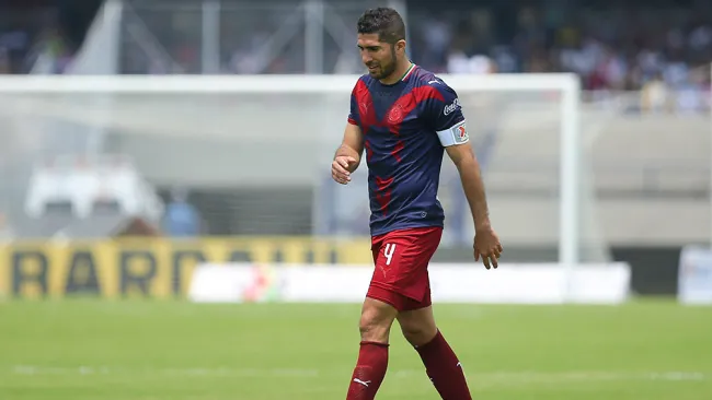 Pereira camina en un juego de Chivas