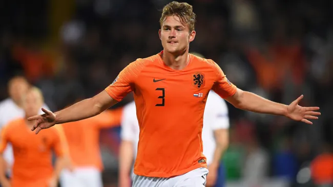De Ligt celebra una anotación con Holanda 