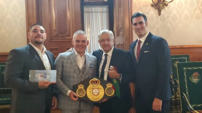 Andy Ruiz (izq) junto a AMLO en Palacio Nacional 