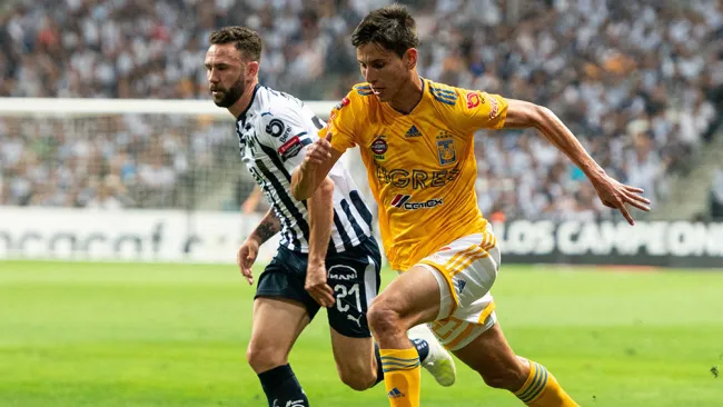 Damm conduce el balón ante marca de Layún 