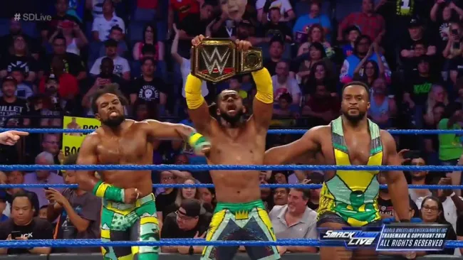 Kofi Kingston y The New Day festejan en el centro del ring