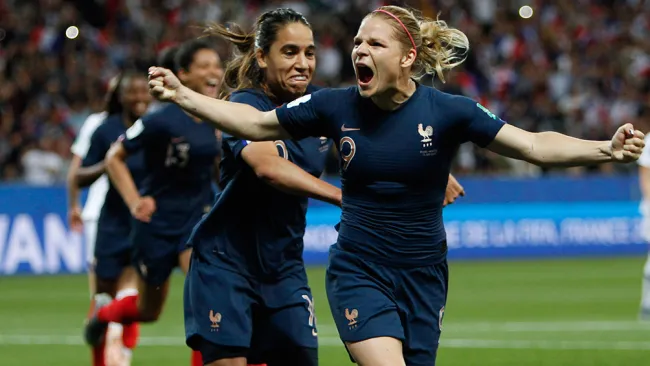 Le Sommer celebra el tanto del triunfo con sus compañeras