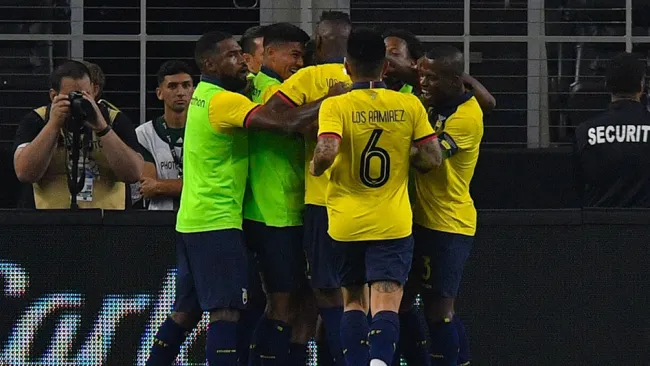 Jugadores de Ecuador celebran gol contra México