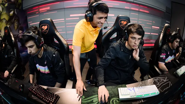 Dye, dando indicaciones a Leza durante una partida