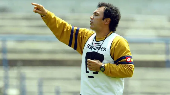 Hugo Sánchez, durante un entrenamiento con Pumas