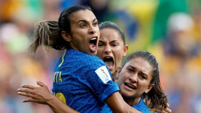 Marta celebra gol junto a sus compañeras