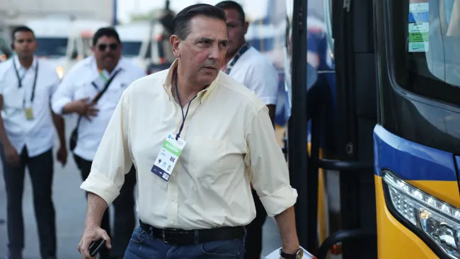 Miguel Ángel Garza baja del transporte de Tigres 