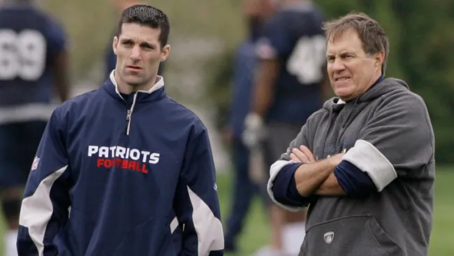 Caserio y Belichick siguen las acciones en una práctica de los Pats