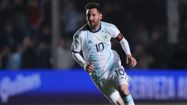 Lionel Messi conduce balón en juego de Argentina 