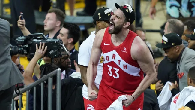 Marc Gasol festeja el triunfo de los Raptors