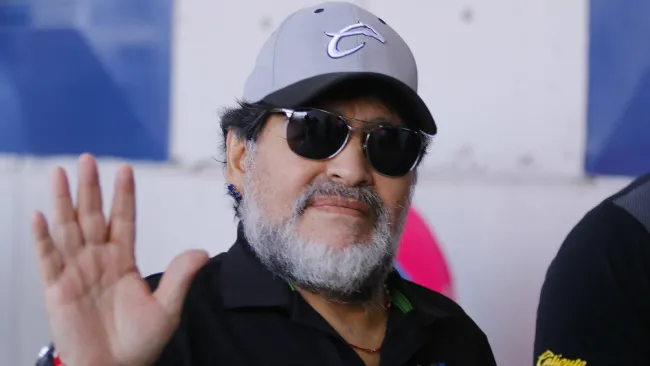 Maradona saluda a aficionados de Dorados 