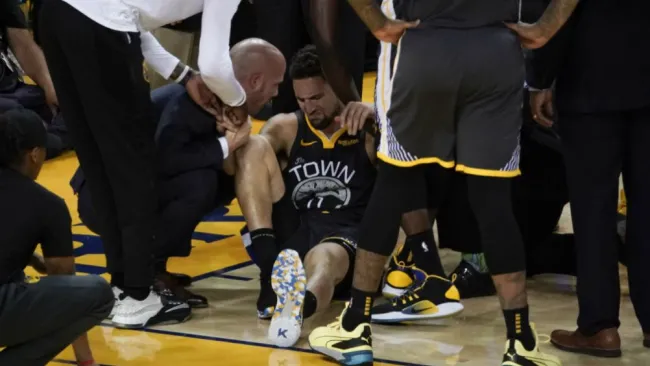 Klay Thompson recibe atención tras lastimarse