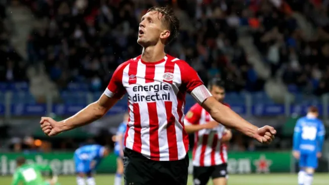 Luuk de Jong festeja un gol con el PSV