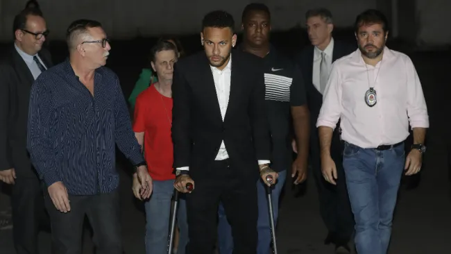 Neymar asiste en muletas a rendir su declaración