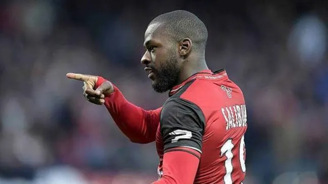 Yannis Salibur en un partido con Guingamp