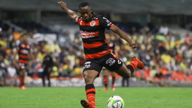 Fabián Castillo dispara de afuera del área en partido de Liga MX 