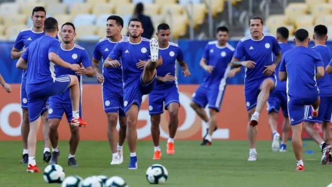 Jugadores de Paraguay se ejercitan en una práctica