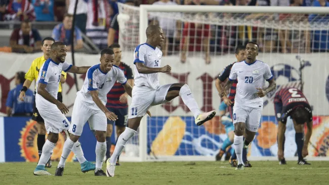 Jugadores de Martinica en festejo de gol 