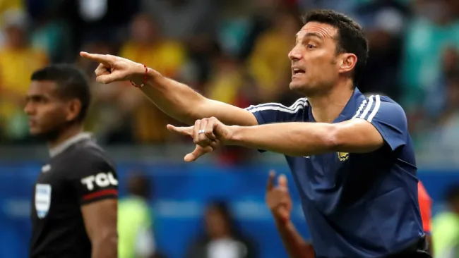 Scaloni dirigiendo a Argentina en Copa América 